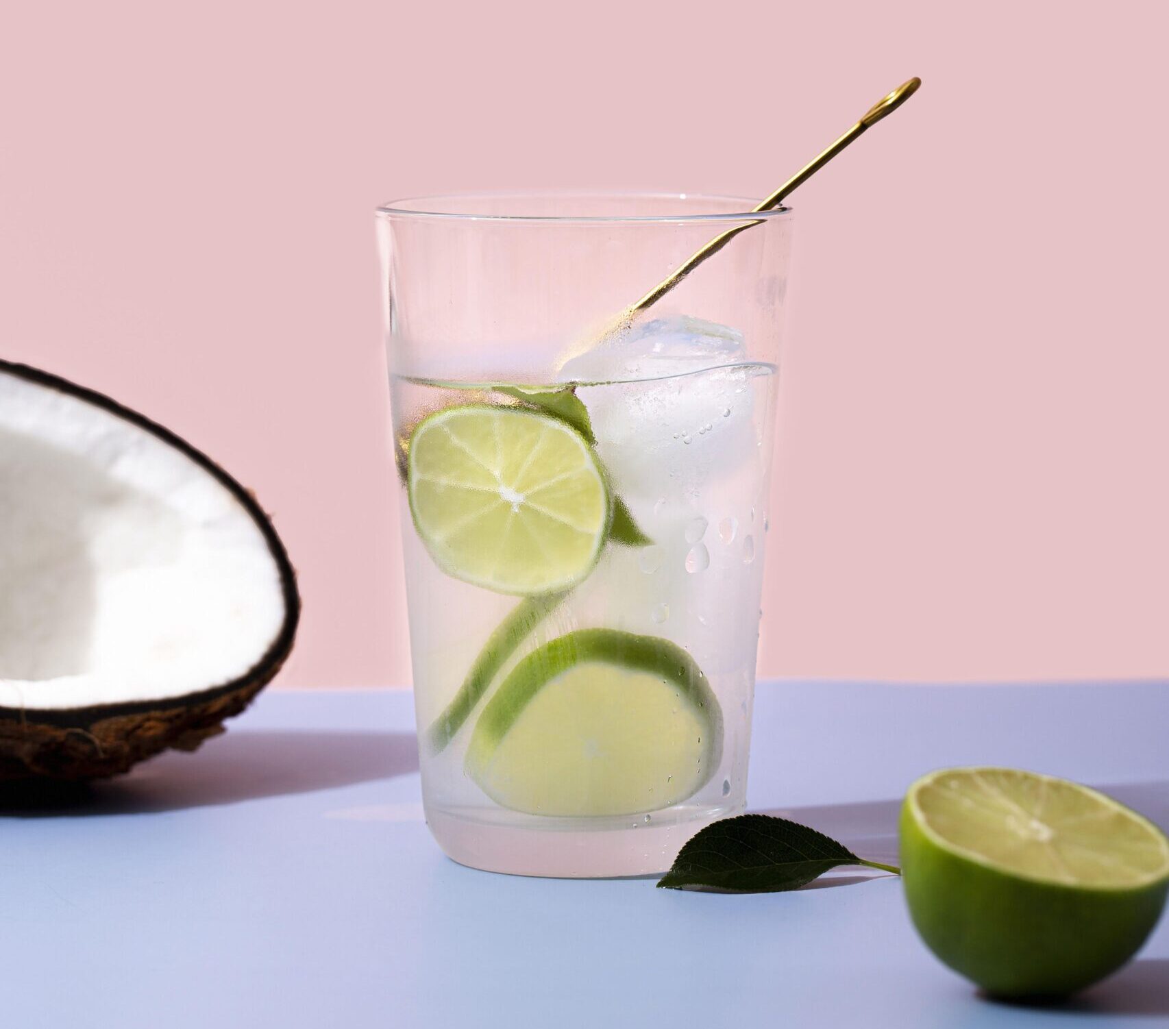 iced-beverage-with-lime-slices